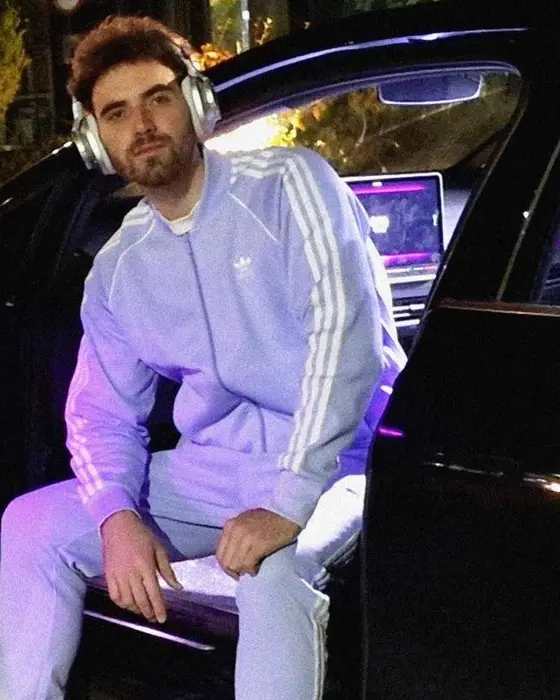 Ego Artifex w lawendowym dresie